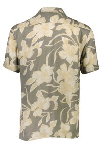 Camisa de manga corta en tejido caqui, con un gran patrón floral blanco, un corte relajado y un diseño de cuello clásico.