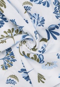 Tessuto di cotone con un motivo floreale in azzurro chiaro, blu scuro e verde su uno sfondo bianco, con una texture liscia e una leggera lucentezza.