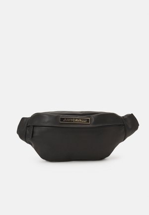 Riñonera de cuero negro con cierre de cremallera y placa rectangular dorada con el logo "JUST CAVALLI" en el centro frontal.
