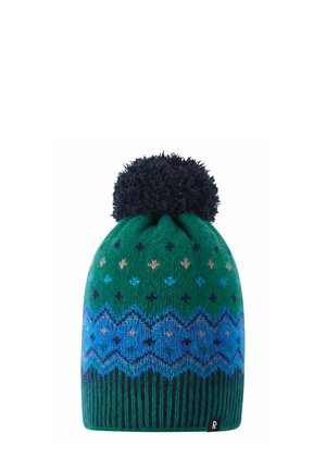 Bonnet en tricot vert avec un pompon bleu marine, présentant un motif géométrique avec des accents de bleu, vert et brun. Texture côtelée à la base.