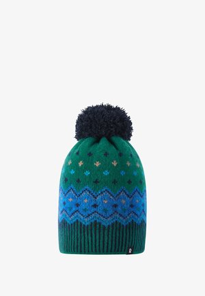 Beanie verde lavorato a maglia con un pompon blu navy, caratterizzato da un motivo geometrico con accenti blu, verdi e marroni. Texture a coste alla base.