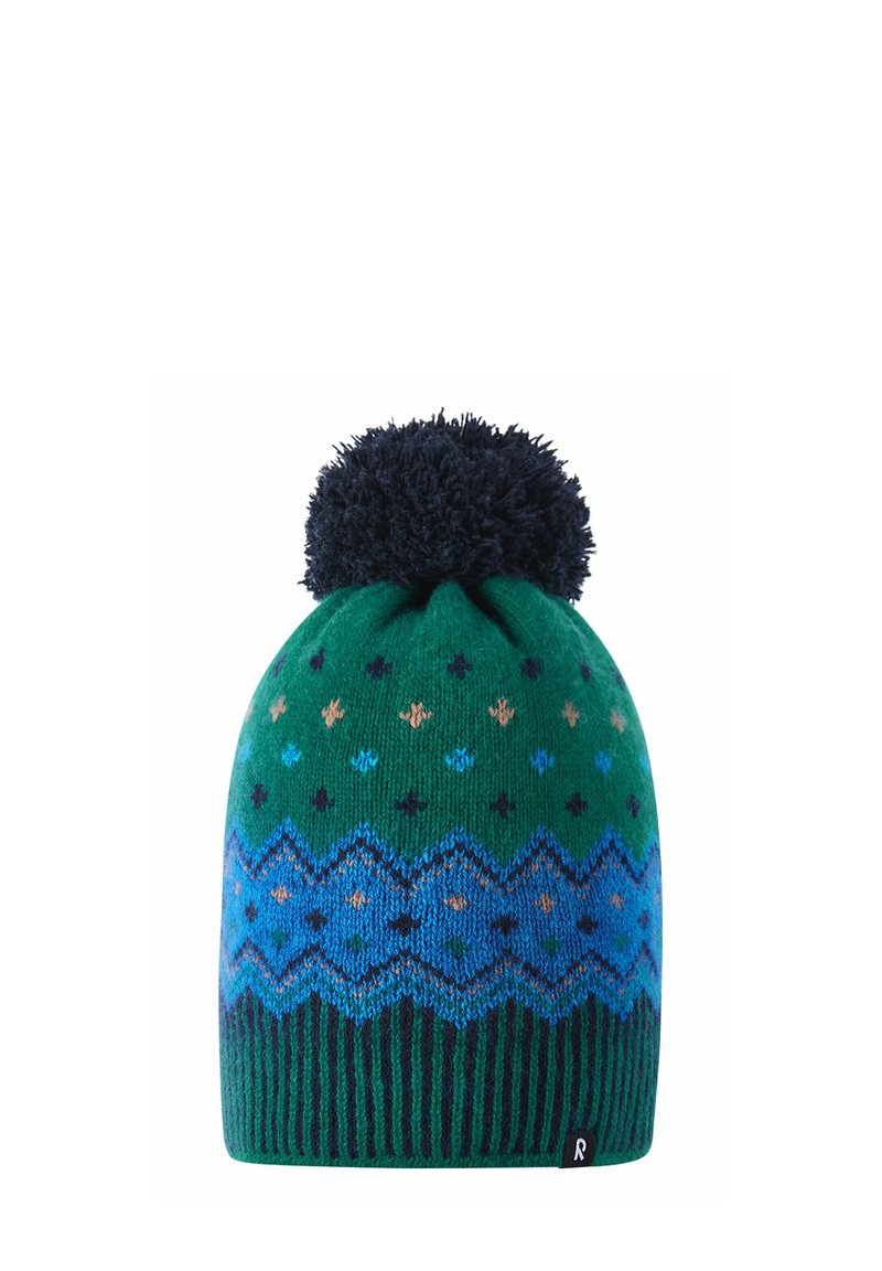 Grüne Strickmütze mit einem marineblauen Bommel, die ein geometrisches Muster mit blauen, grünen und braunen Akzenten aufweist. Gerippte Textur am Saum.