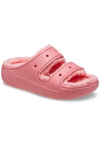 Różowe drewniaki z miękkim futerkiem w środku, z trzema otwartymi paskami, otworami wentylacyjnymi po bokach i teksturowaną gumową podeszwą.