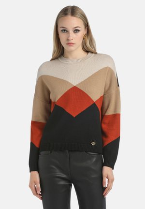 Maglione lavorato a maglia con un motivo geometrico in beige, rosso e nero. Collo e orlo a costine con un piccolo logo dorato.