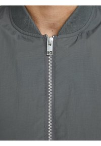 Jack & Jones JJERUSH - Chaquetas bomber - dark grey