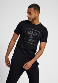 Hummel HMLISAM 2 0 - Camiseta estampada - black