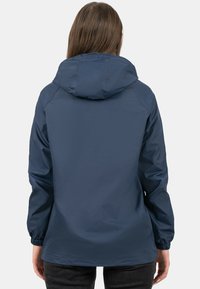 Marineblauwe lichtgewicht jas met een capuchon, elastische manchetten en een ontspannen pasvorm, gemaakt van waterafstotend materiaal, ontworpen voor buitengebruik.