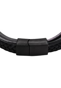 Zwarte gevlochten leren armband met een matte zwarte sluiting. Soepele textuur met een vlechtpatroon en een strakke uitstraling.