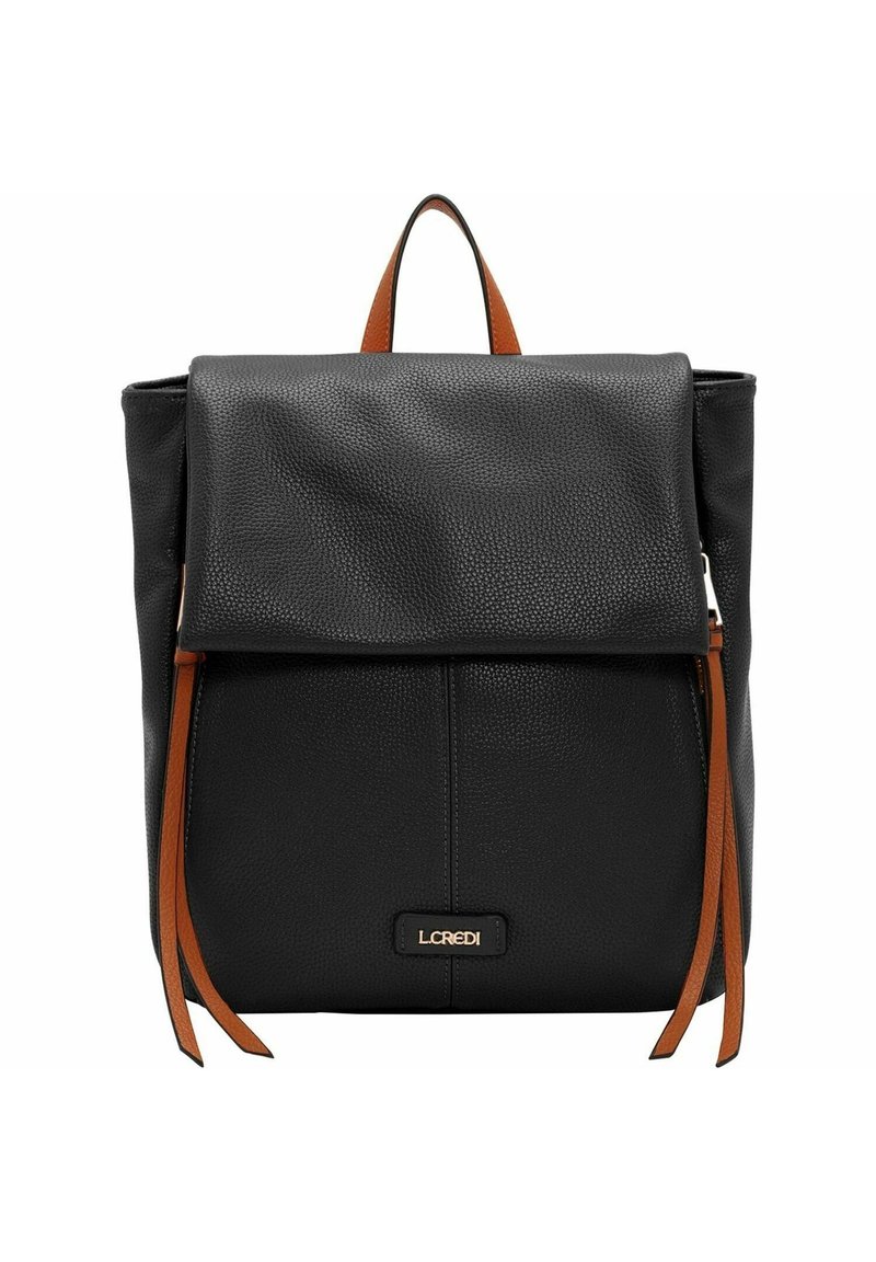 Sac à dos en cuir noir avec une texture granuleuse, rabat pliable, bretelles en cuir tan et un logo doré à l'avant. Présente un design minimaliste.