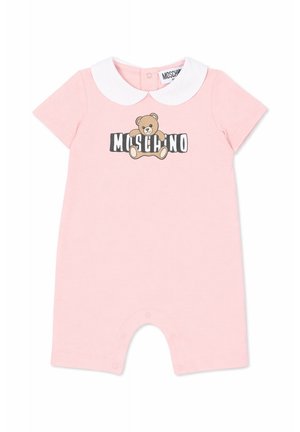 Różowy kombinezon dla niemowląt z krótkimi rękawami i białym kołnierzykiem typu Peter Pan, z motywem misia i napisem "MOSCHINO" na piersi.