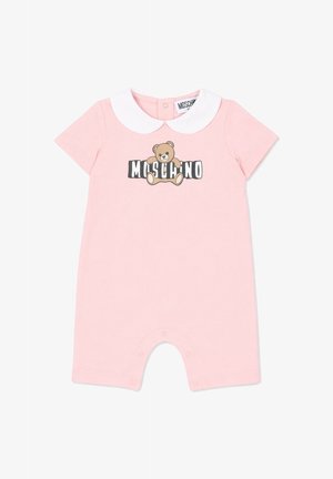 Różowy kombinezon dla niemowląt z krótkimi rękawami i białym kołnierzykiem typu Peter Pan, z motywem misia i napisem "MOSCHINO" na piersi.
