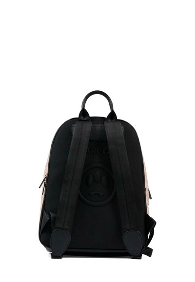 Zaino in tessuto nero e beige con un logo rotondo, spallacci imbottiti, manico superiore e dettagli testurizzati. Presenta una tasca laterale con zip.