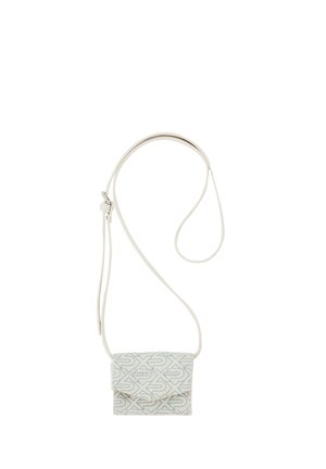 Piccola borsa a tracolla bianca con tracolla regolabile, motivo geometrico su tutta la superficie e chiusura con patta frontale.