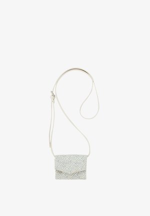 Kleine witte crossbodytas met verstelbare band, een geometrisch patroon over het hele oppervlak en een voorsluiting met klep.