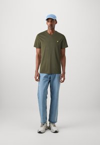 Lyle & Scott V NECK - T-shirt basique - olive