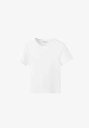 Enkelt hvid T-shirt med korte ærmer og rund hals, vist fladt med et simpelt, rent design uden synlige mønstre eller logoer.