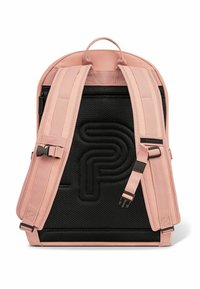 Roze rugzak met zwart gaaspaneel. Voorzien van verstelbare schouderbanden, handvat aan de bovenkant en een reliëflogo-patroon op het zwarte materiaal. Rits sluiting.
