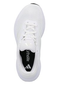 Baskets blanches de sport avec une tige en mesh, bout rond et fermeture à lacets. Comprend une semelle intérieure "Ortholite" et des accents de logo noirs à l'intérieur et sur la semelle.