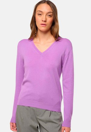Lila V-Ausschnitt-Pullover mit langen Ärmeln, aus weichem Material; verfügt über einen gerippten Saum und Bündchen, die eine figurbetonte Silhouette schaffen.