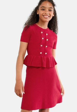 Rotes gestricktes Kleid mit einem Peplum-Taille, kurzen Ärmeln, Knopfdetails und einer strukturierten Oberfläche. Verziert mit dekorativen Knöpfen.