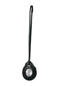 Orologio da tasca in pelle nera con quadrante circolare in argento. Presenta un cinturino in pelle per il fissaggio e indicatori dell'ora minimalisti.