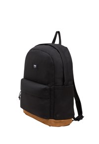 Mochila de tela negra con respaldo acolchado, correas ajustables y una base de ante marrón. Presenta un bolsillo frontal y una etiqueta de marca en la parte delantera.