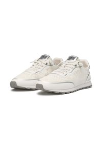 Weiße Sportschuhe mit Mesh-Obermaterial, grauen Akzenten und Schnürverschluss. Verfügt über eine strukturierte Sohle und ein Markenlogo auf der Zunge.