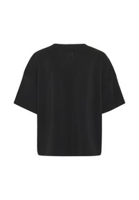 Melna, pārizmēra īsroku krekls, attēlots no aizmugures ar mazu izšūtu logotipu centrā pie kakla līnijas.