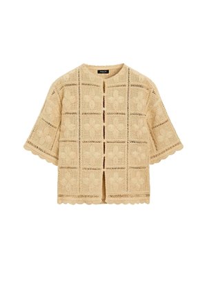 Beżowy, krótkorękawowy sweterek na szydełku z kwadratowymi wzorami kwiatowymi, okrągłym dekoltem, falowanymi brzegami i zapięciem na guziki z przodu.