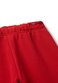 Rode katoenen broeken met een elastische tailleband. Zachte textuur, glad oppervlak. Bevat een klein logo-label in het taillebandgedeelte.