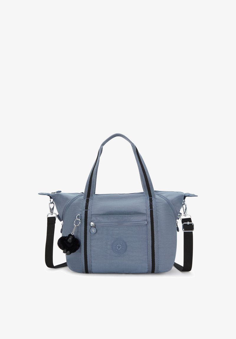 Blå nylon taske med dobbelte top-håndtag og en aftagelig skulderrem. Har en frontlomme med lynlås og en pels pom-pom accessory.