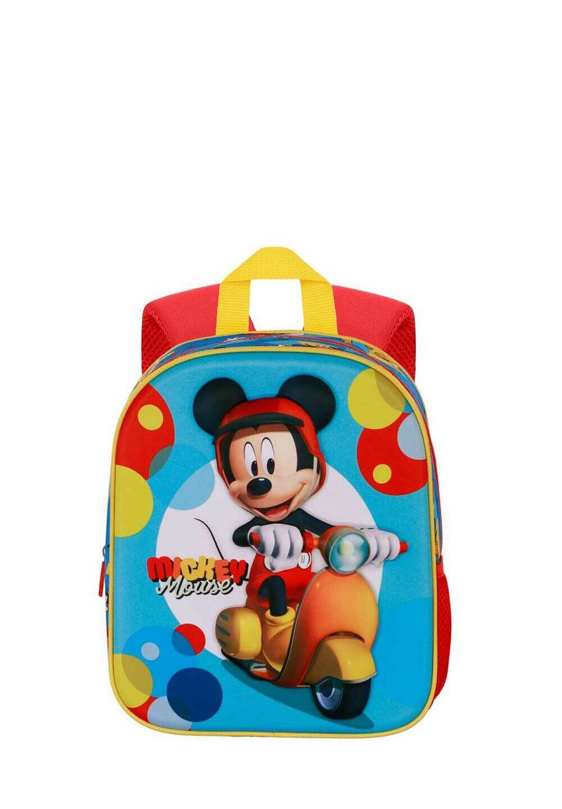 Un sac à dos bleu avec un grand graphisme de Mickey Mouse en scooter, accompagné d'accents rouges et jaunes, de pois multidirectionnels et d'une poignée supérieure.