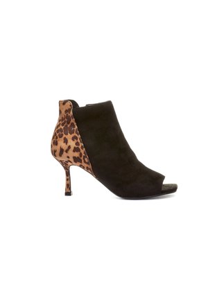 Bottine en daim noir à bout ouvert avec un talon et un panneau latéral imprimés léopard, dotée d'un talon stiletto fin de hauteur moyenne.
