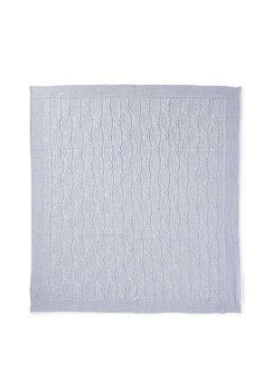 Couverture tricotée gris clair avec un motif de feuilles texturé, bordée d'un bord lisse. Fabriquée en tissu doux, de forme carrée et d'épaisseur moyenne.