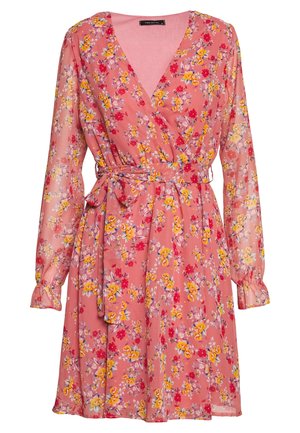 Roze jurk met bloemenprint, wikkelmodel, lange mouwen, V-hals en een ceintuur in de taille.