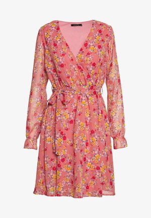 Vestido cruzado rosa con estampado floral, mangas largas, escote en V y cinturón anudado en la cintura.