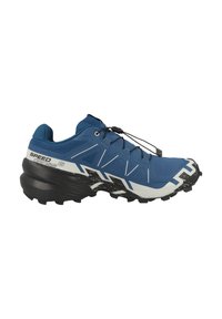 Scarpe da trail running blu con tomaia in rete, design leggero, suola in gomma nera e distintive accentuazioni bianche sulla suola intermedia e sul sistema di allacciatura.