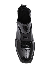 Czarne lakierowane botki za kostkę z teksturowanym wykończeniem, elastycznymi panelami po bokach i eleganckim, zaokrąglonym czubkiem. Posiadają ozdobny akcent z hardware'u.