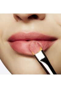 MAC POWDER KISS LIPSTICK - Leppestift - sheer outrage