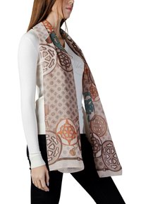 Sciarpa leggera e decorata in beige con motivi geometrici arancioni e verde acqua. Realizzata in tessuto morbido, si drappeggia elegantemente intorno al collo.