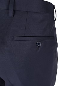 Helle marineblaue Anzughose mit glatter Textur, ausgestattet mit einer einzelnen Gesäßtasche und einem schwarzen Knopf. Entworfen mit einer taillierten Passform und klaren Linien.