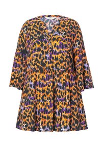 Kleurige jurk met een oranje, paarse en zwarte dierenprint, voorzien van een knoopsluiting aan de voorkant en uitlopende mouwen. Ronde halslijn.