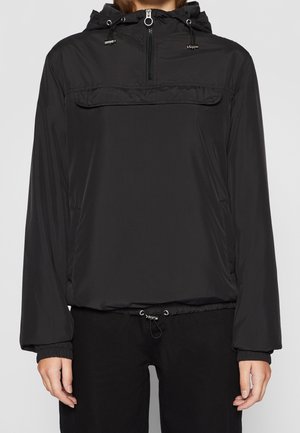 Person trägt eine schwarze Windbreaker-Jacke mit Kapuze, Frontreißverschlusstasche und verstellbaren Kordeln an Kapuze und Saum.