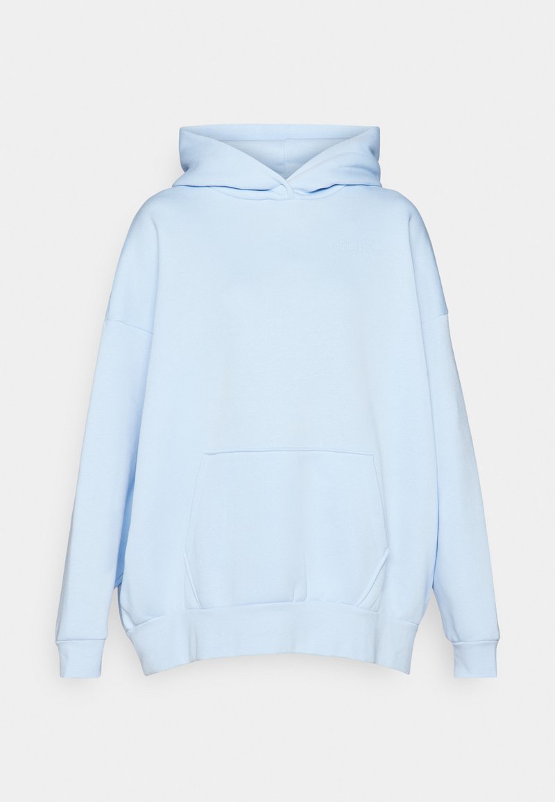 Helles blaues, übergroßes Hoodie aus weichem Material, ausgestattet mit einer Kängurutasche, gerippten Bündchen und einer Kapuze mit Kordelzug. Ohne sichtbare Logos.
