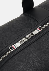 Tommy Hilfiger CENTRAL DUFFLE UNISEX - Reiseveske - black