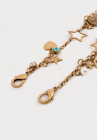 Collana in tono bronzo con ciondoli a forma di stella, cuore e gemma; dotata di ganci a moschettone e una combinazione di finiture lucide e opache.