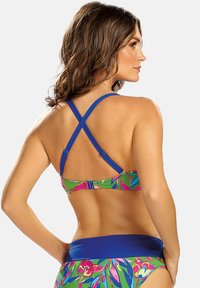 Biustonosz bikini w kwiatowy wzór w odcieniach zieleni, z różowymi i niebieskimi akcentami. Posiada skrzyżowane niebieskie ramiączka oraz zapięcie na klamerkę. Gładka tekstura.