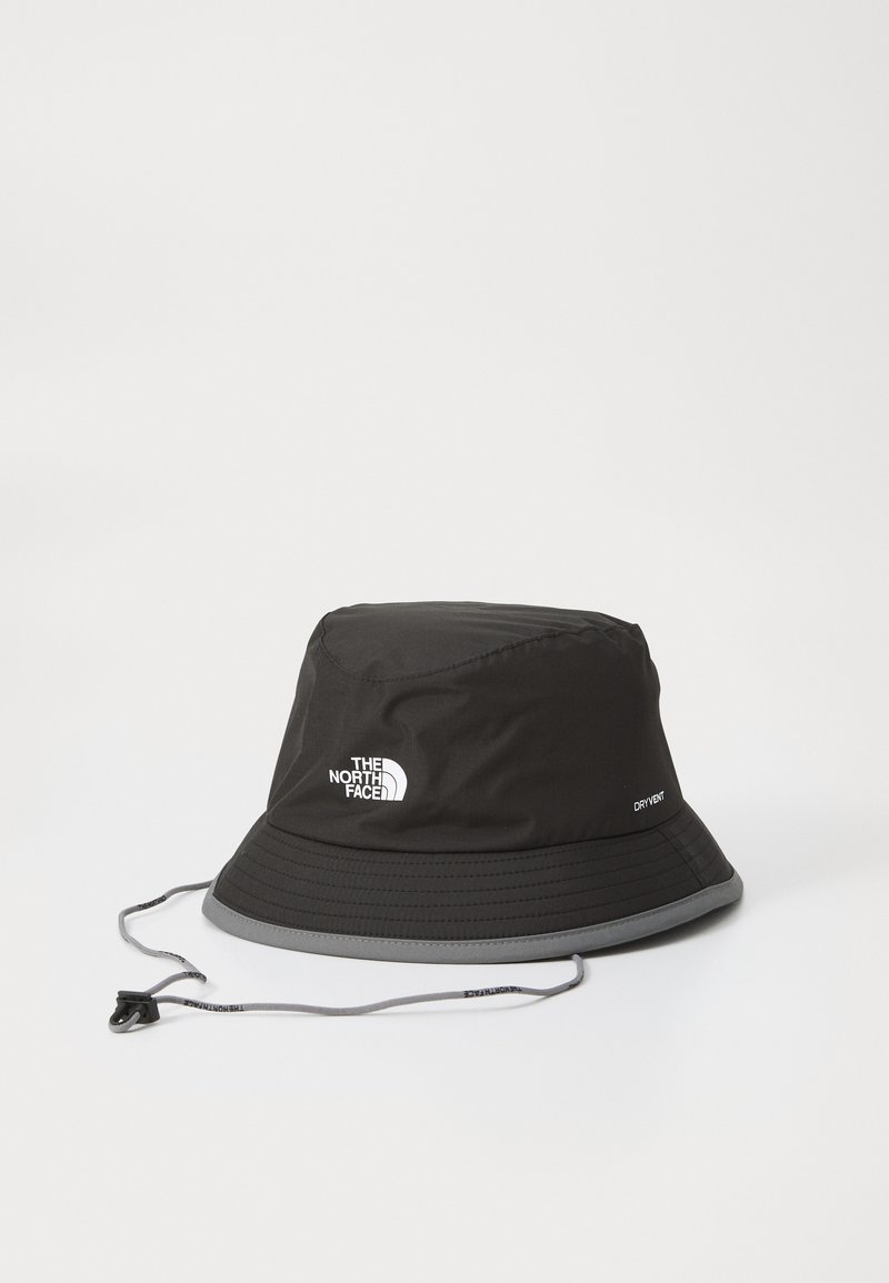Juodas kibirinis šalmas, pagamintas iš vandeniui atsparios medžiagos, su pilku skydeliu, reguliuojamu raiščiu ir "The North Face" logotipu.