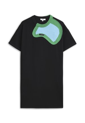 Zwarte jurk met korte mouwen en een asymmetrische kraagdetail van groen en lichtblauw gebreide stof op de linker schouder.