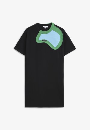 Zwarte jurk met korte mouwen en een asymmetrische kraagdetail van groen en lichtblauw gebreide stof op de linker schouder.